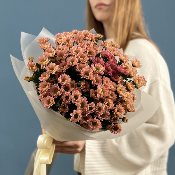 Букет из 11 лососевых хризантем Сантини